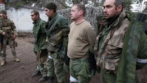 شاهد.. دفعة جديدة من المرتزقة الروس في قبضة الجيش الأوكراني