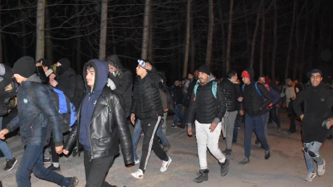 Hundreds of migrants in Turkey head towards Europe