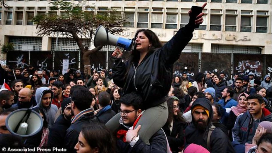 Lebanese protesters stage sit-in at Beirut bank