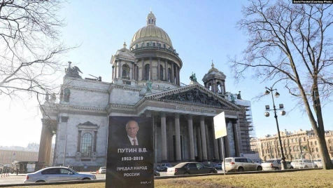 Russian police detain activists for hanging Putin photo