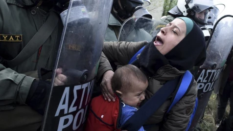 Protesting migrants block Athens' main train station (photos)