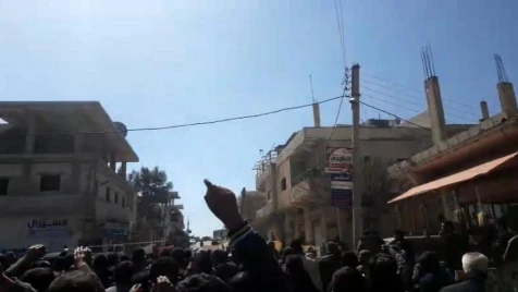 Syrians in Daraa protest against Assad 
