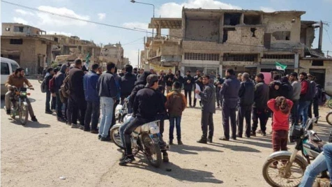 Demonstrators near Omari mosque in Daraa call for release of Syrian detainees 