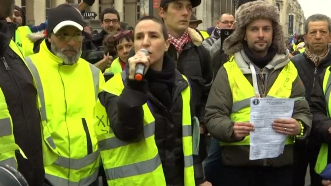"Macron, resign!" -- yellow vest protesters back in Paris