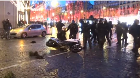Protesters on Champs Elysees attack policemen 