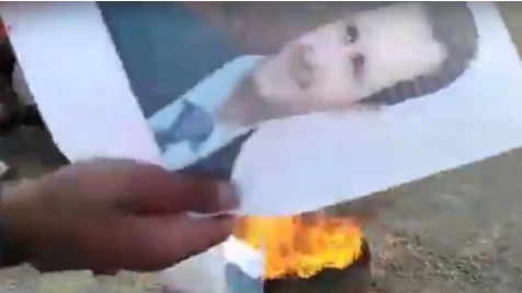 Demonstrators in Deir ez-Zoor burn Assad pictures (video)