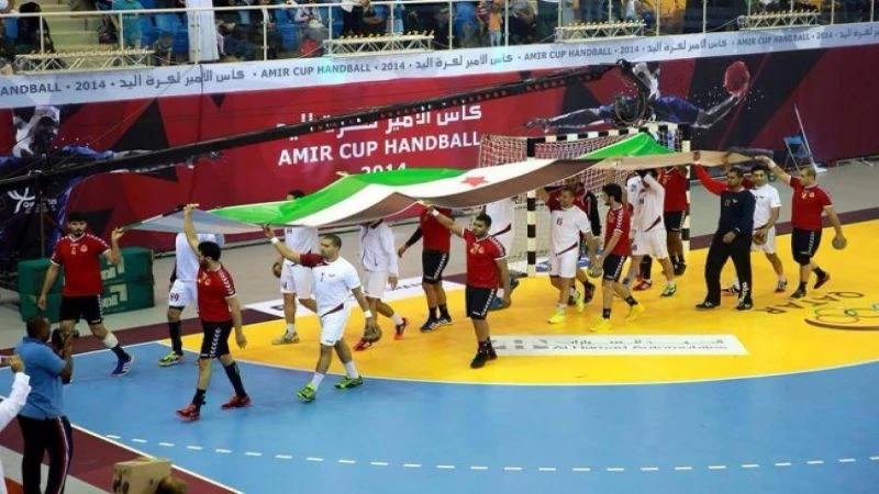 بالصورة: رفع علم الثورة بنهائي كأس كرة اليد في قطر