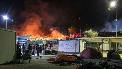 Huge fire breaks out in refugee camp in Greece