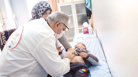 Syrian doctors treat Syrian refugees in Turkey