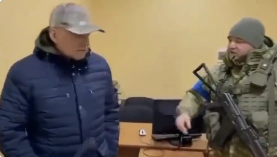 إجراء رمزي مُهين.. حرس الحدود الأوكراني يقدّم 30 قطعة فضية لسفير بيلاروسيا قبل طرده (فيديو)