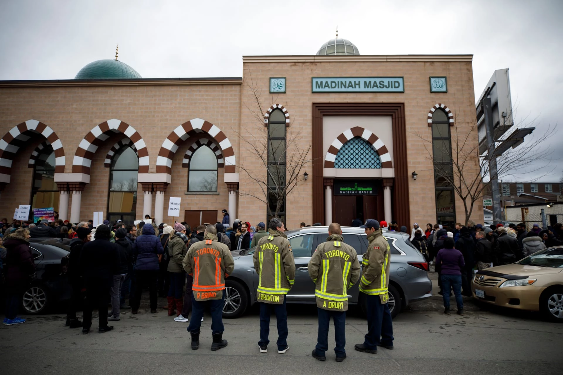 مراهق يواجه مسلحاً خطراً وينقذ حياة عشرات المصلين في مسجد بكندا (فيديو)