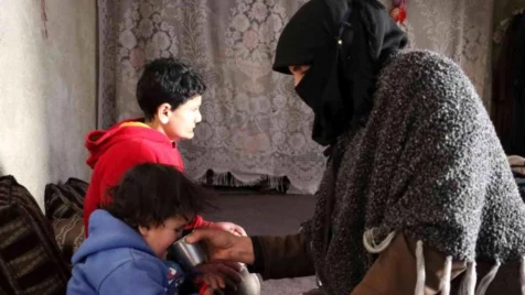 قصة مأساوية لأم سورية تكافح لإعالة سبعة أطفال: الأسد قتل أباهم والإعاقة كسرت ظهرها (فيديو)