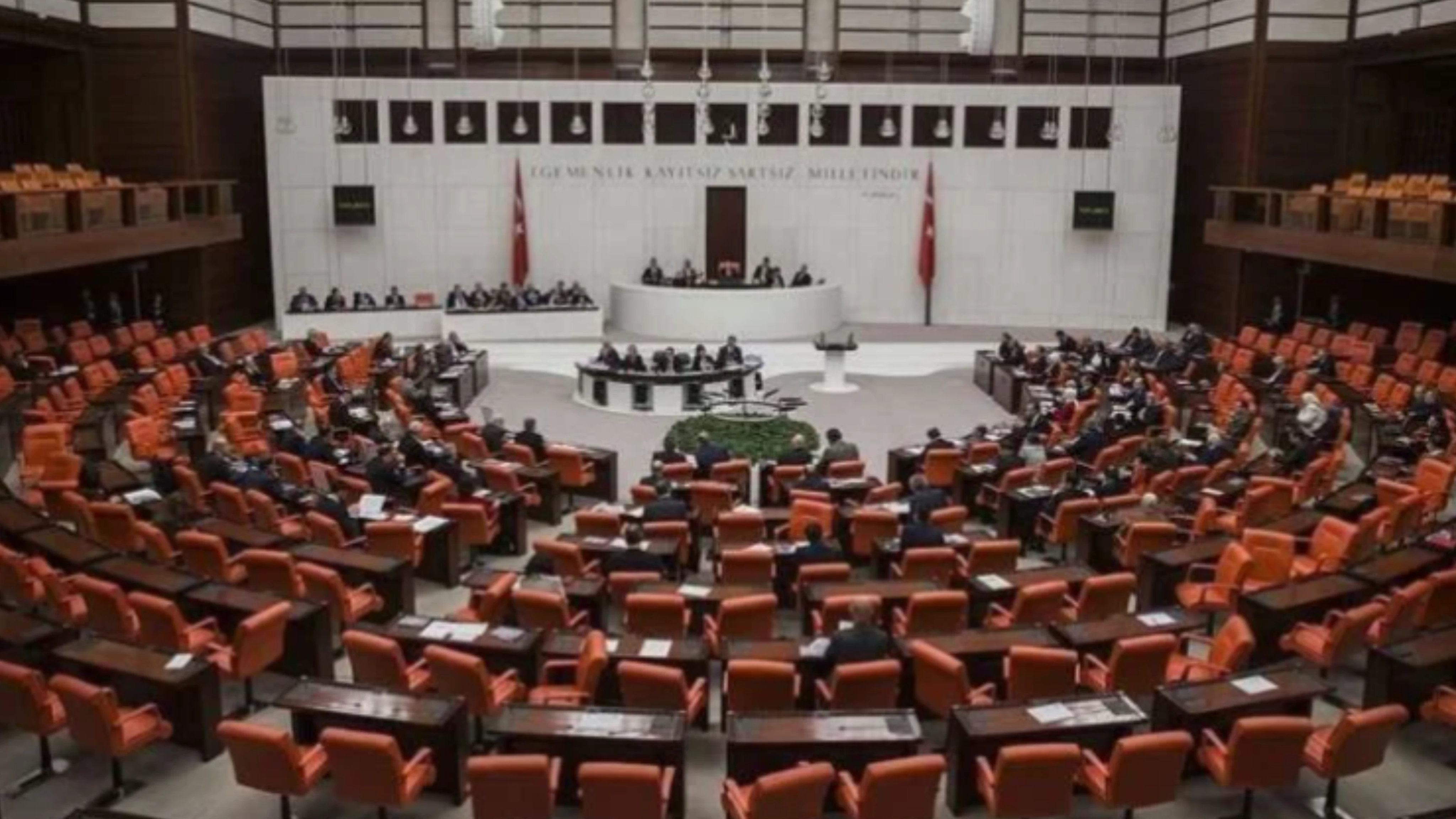 يزدادون ثراءً ويتكاثرون بسرعة.. البرلمان التركي يرفض مقترحاً للمعارضة معادياً للسوريين