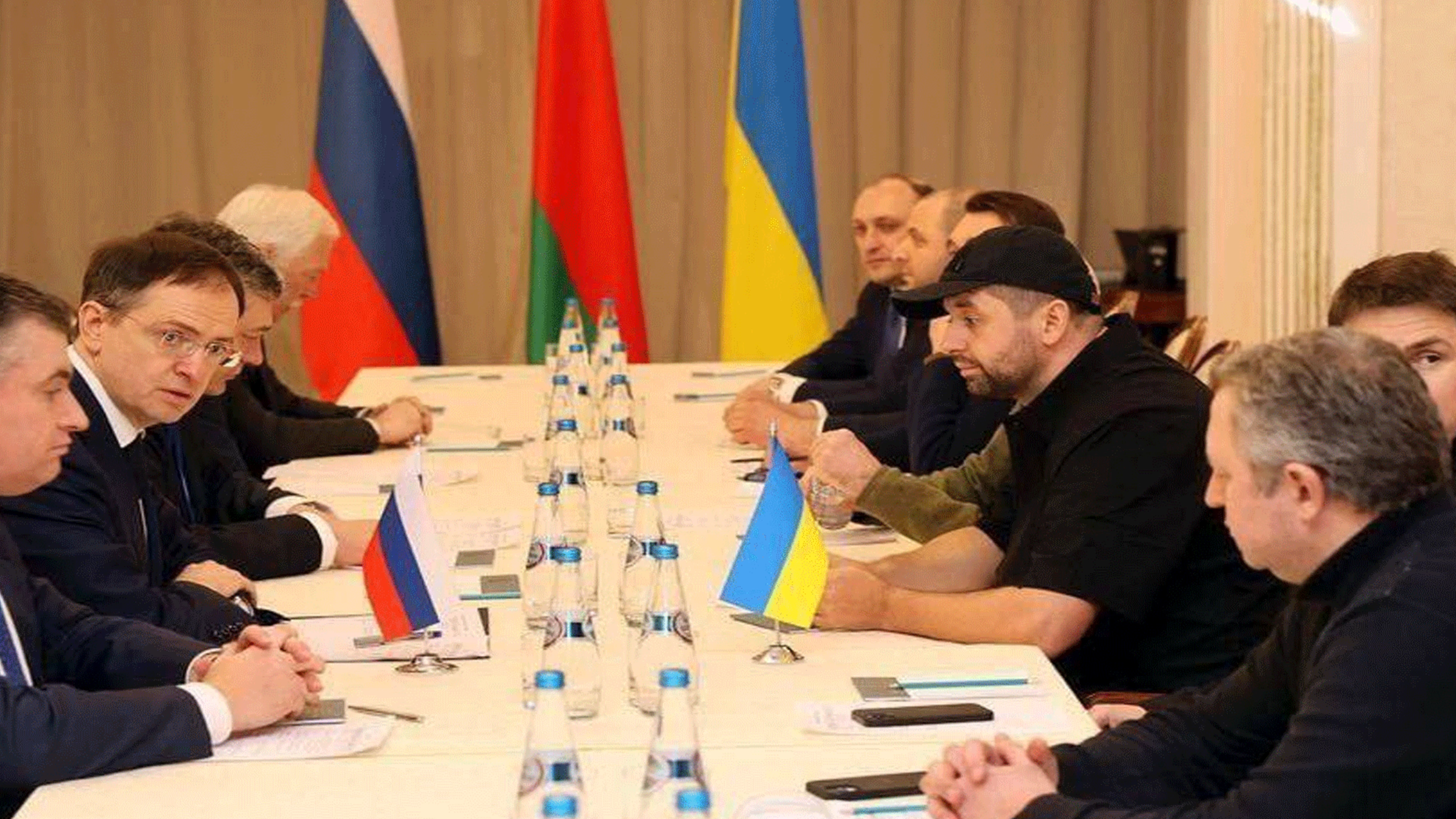زيلينسكي يهدد بعدم مواصلة المفاوضات مع الروس واستفتاء بإقليم لوغانسك يثير غضب الأوكران