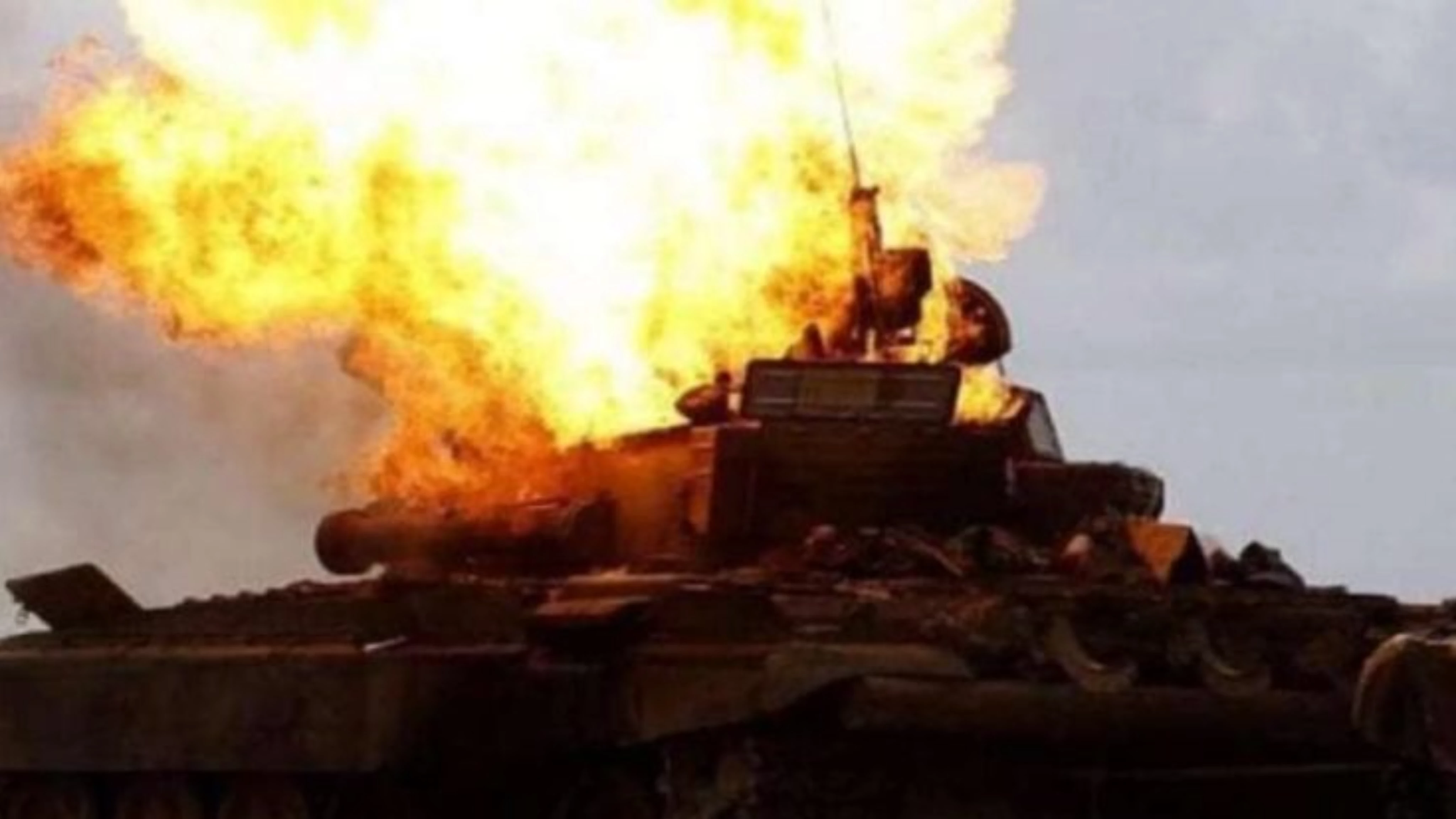 شاهد.. لحظة استهداف جنود أوكرانيين دبابة روسية بصاروخ فتّاك