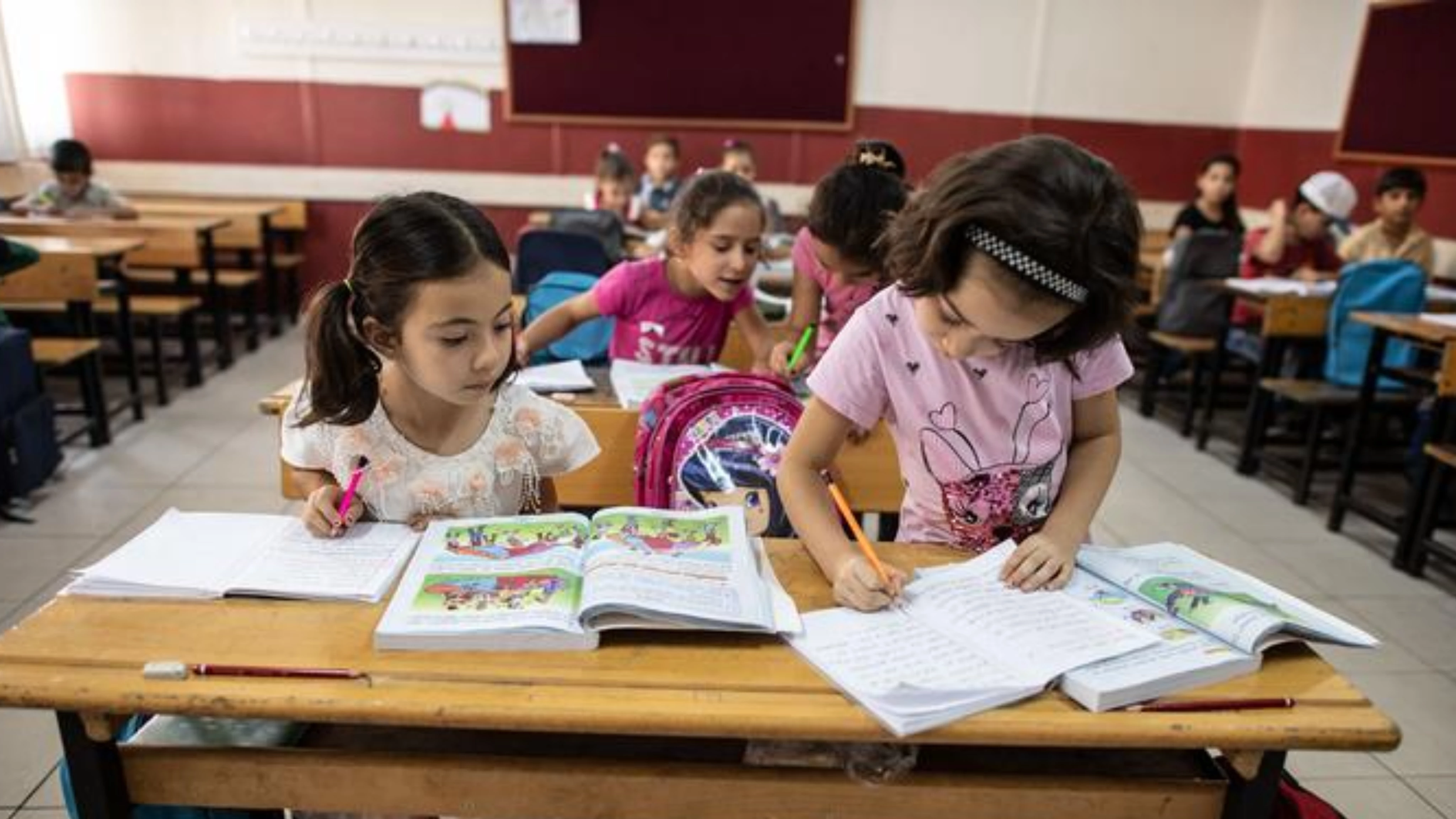 بالأرقام.. التربية التركية تعلن أعداد الطلبة السوريين وتوضح أسباب حرمان 35% منهم من التعليم